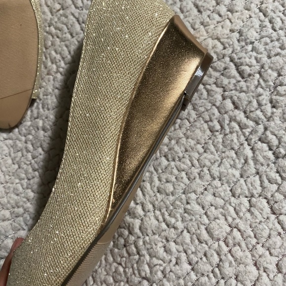 Covington Peep-toe gold wedge ✨ - Picture 6 of 6